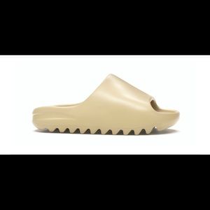 YEEZY SLIDES-DESERT SAND size 4